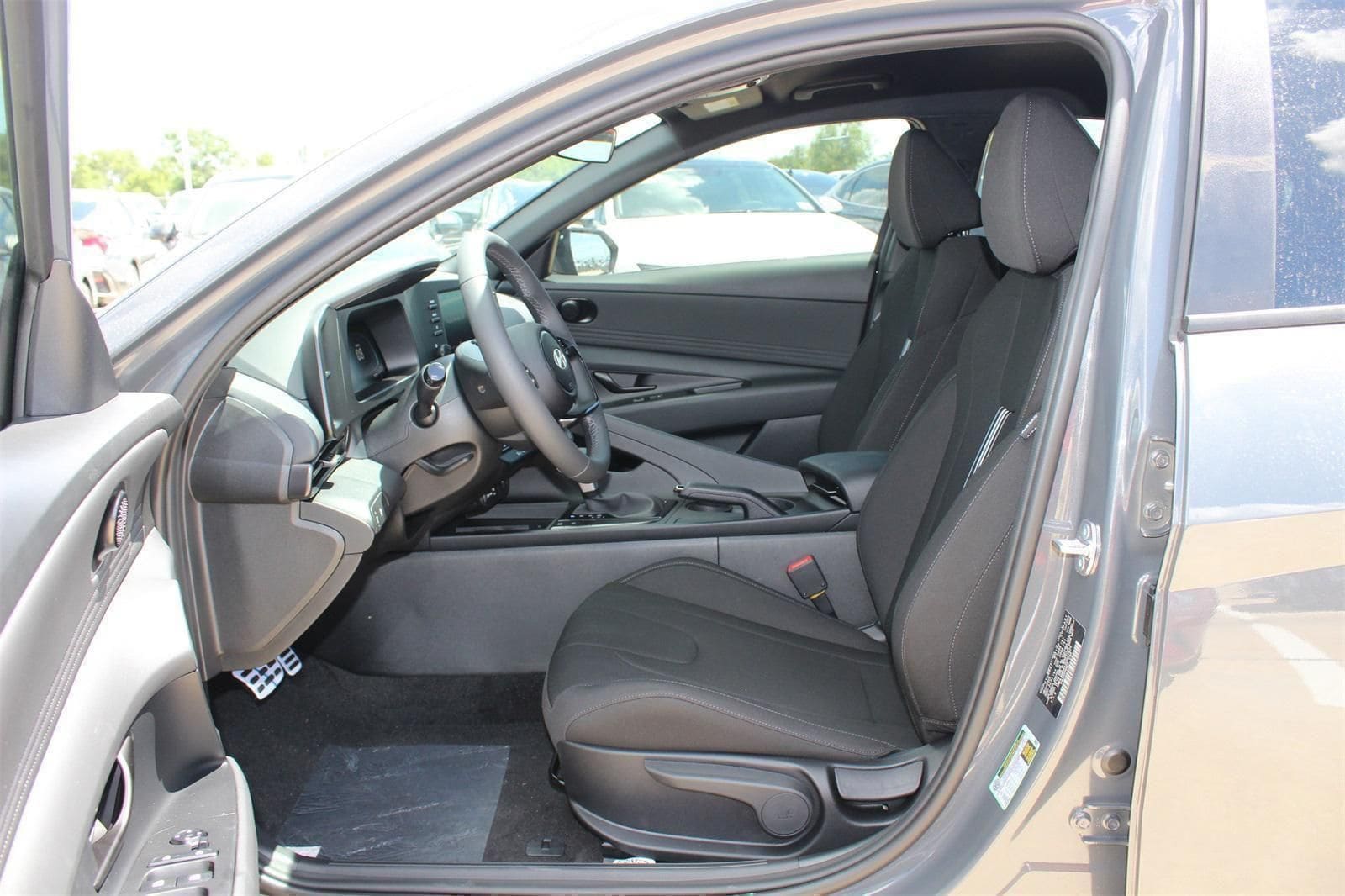 2025 Hyundai Elantra SEL - Photo 16