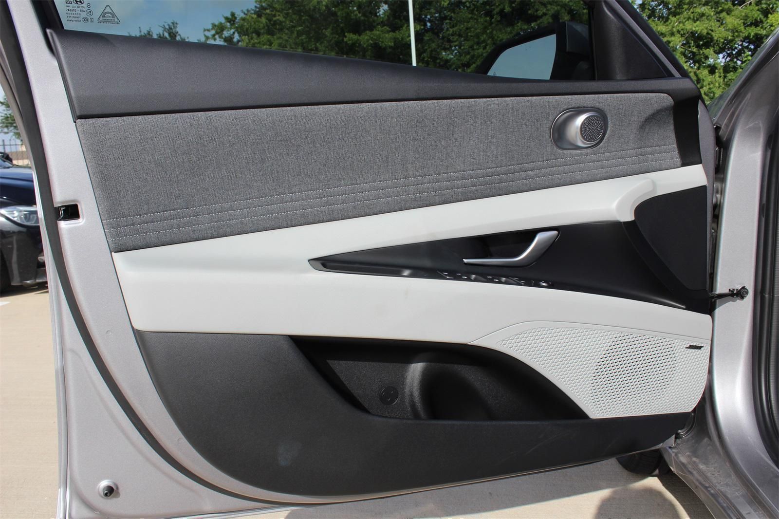 2025 Hyundai Elantra Limited - Photo 17