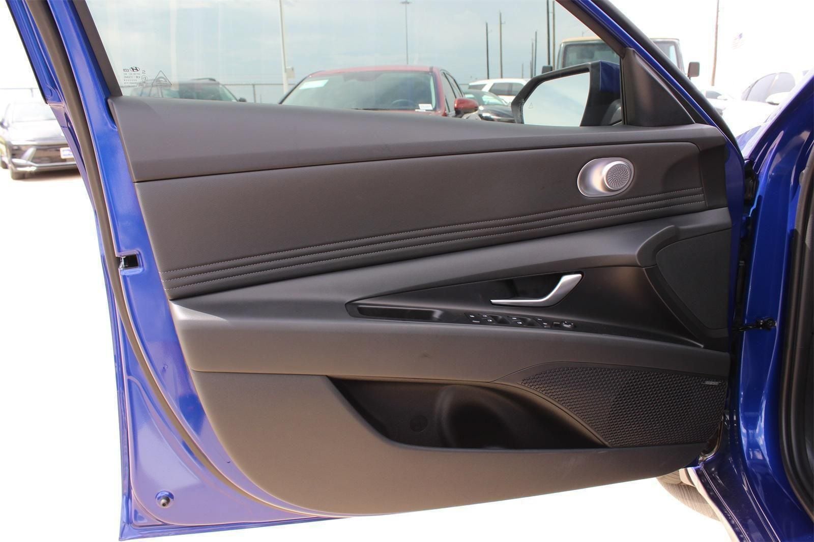 2025 Hyundai Elantra Limited - Photo 17
