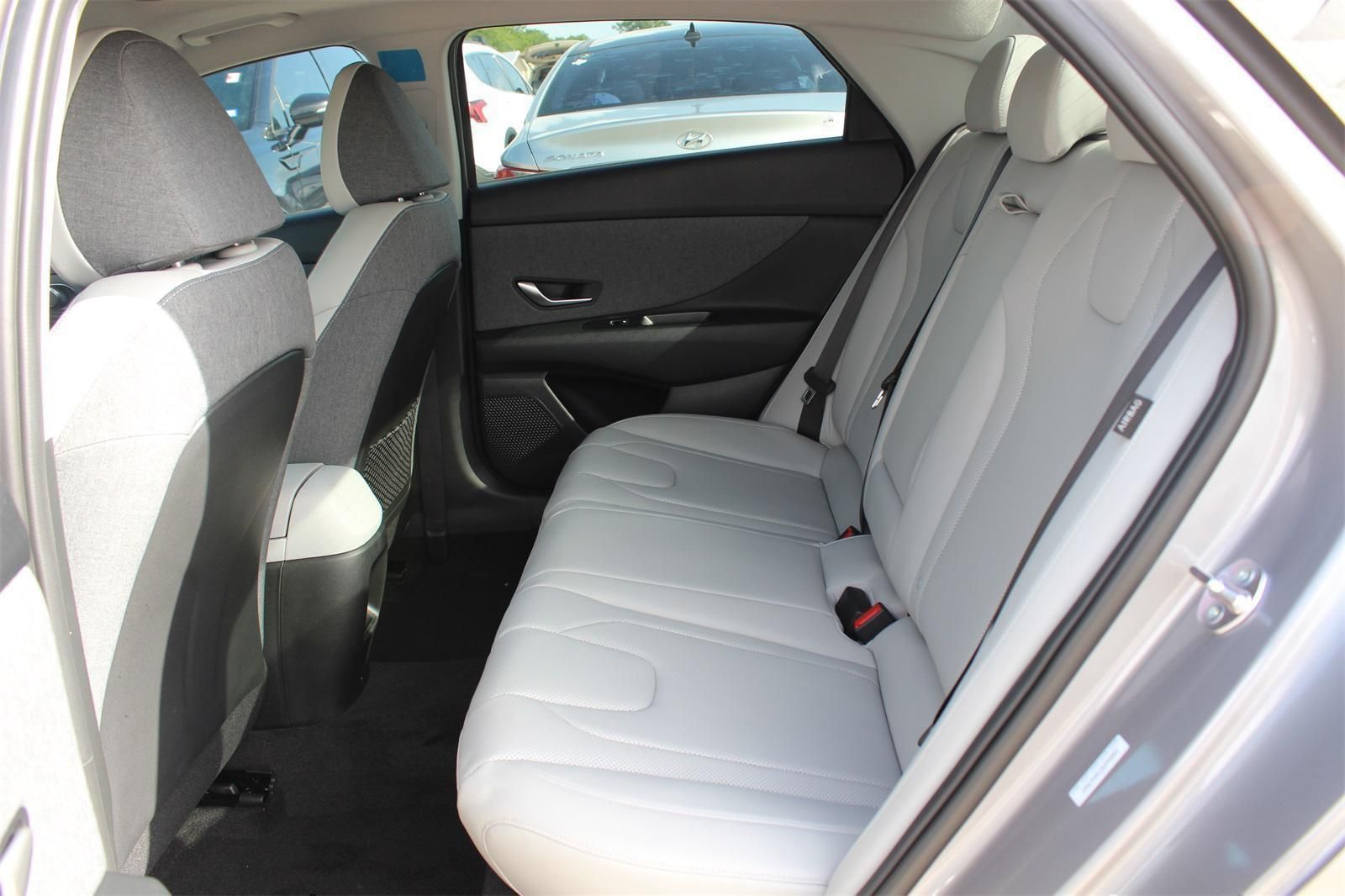 2025 Hyundai Elantra Limited - Photo 18