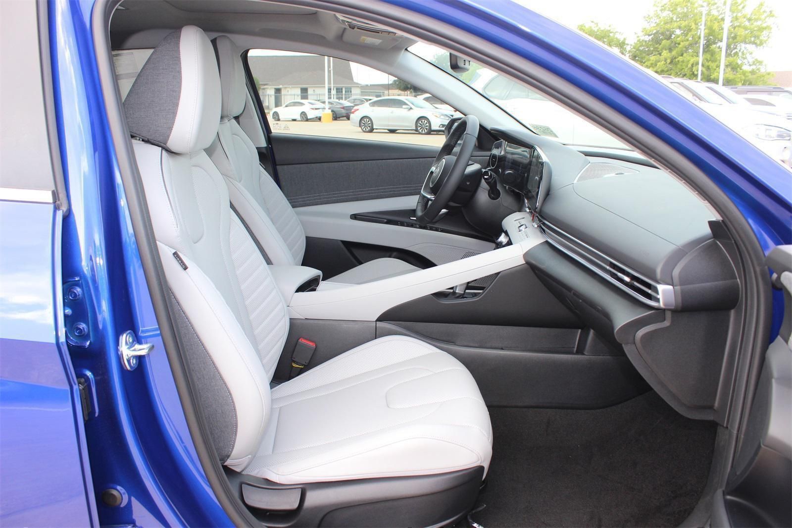 2025 Hyundai Elantra Limited - Photo 23