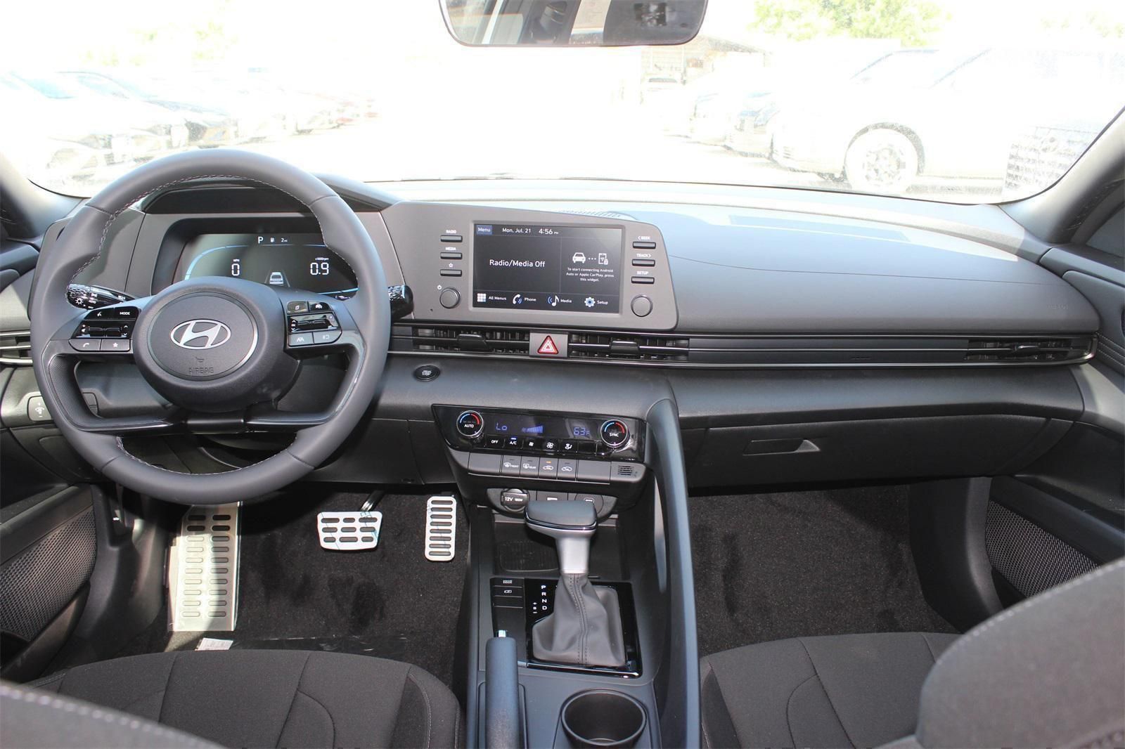 2025 Hyundai Elantra SEL - Photo 5