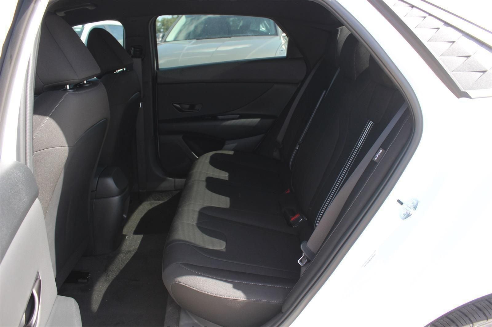 2025 Hyundai Elantra SEL - Photo 16