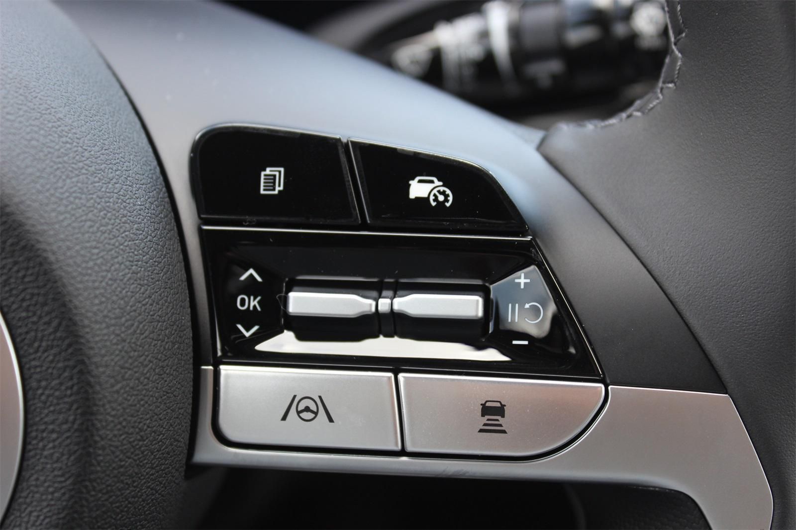 2025 Hyundai Elantra Limited - Photo 8