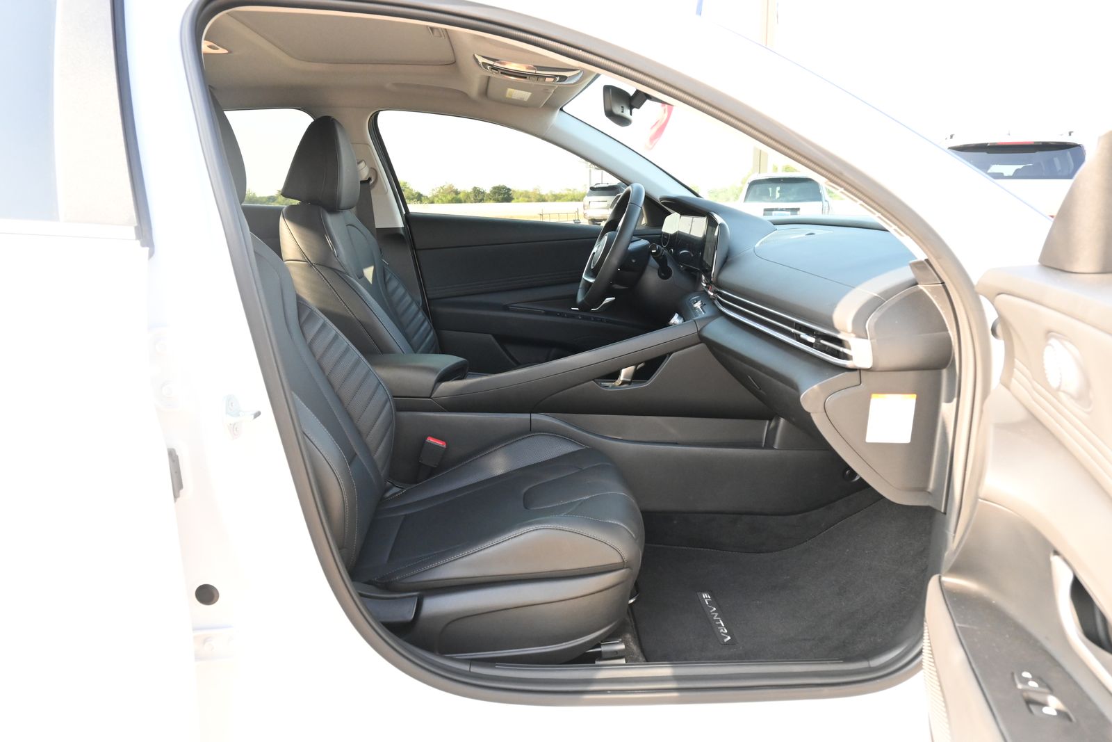 2025 Hyundai Elantra Limited - Photo 24