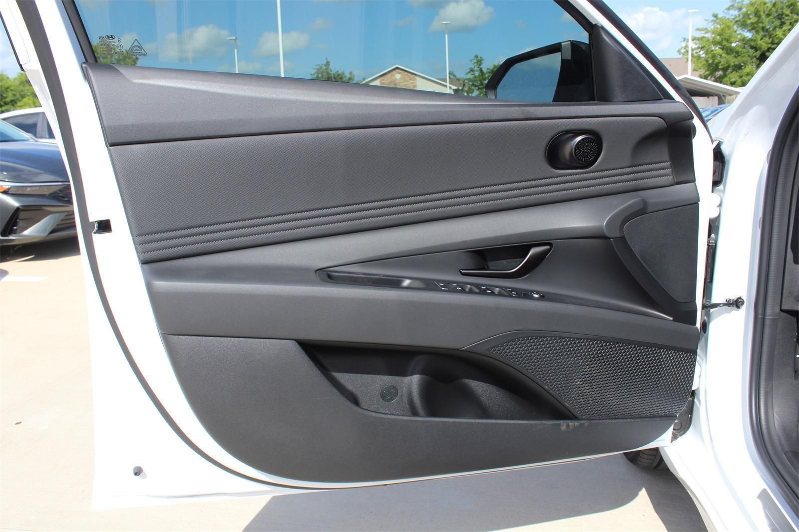 2025 Hyundai Elantra SEL - Photo 17