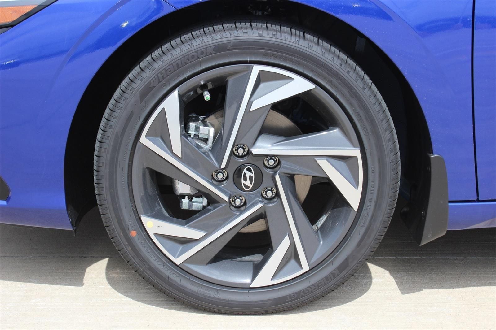 2025 Hyundai Elantra Limited - Photo 28