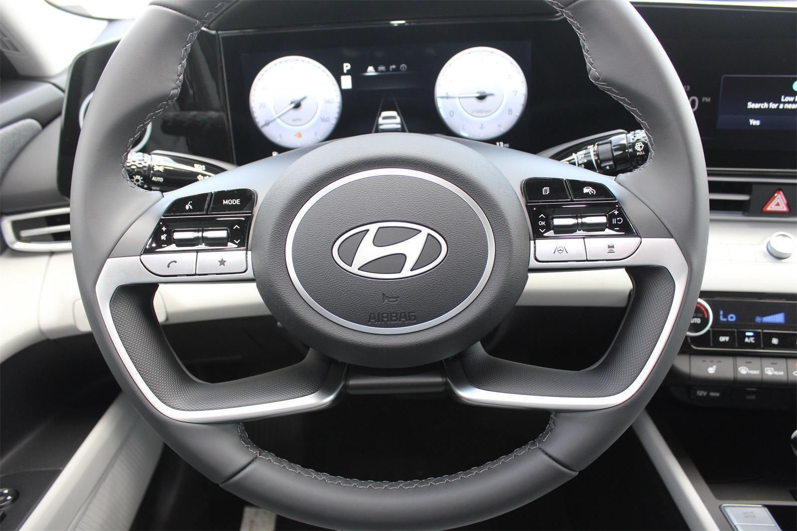 2025 Hyundai Elantra Limited - Photo 6