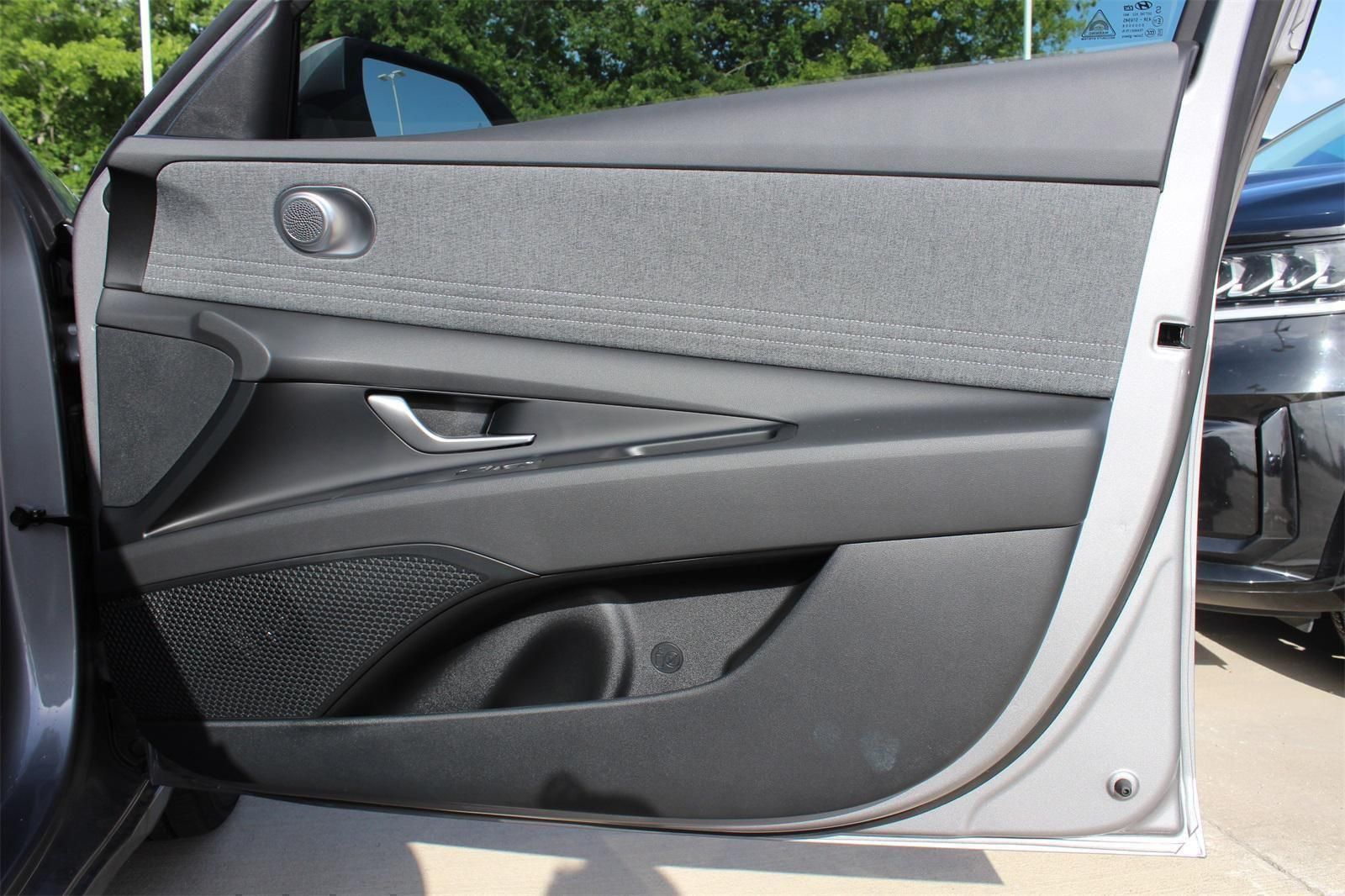 2025 Hyundai Elantra Limited - Photo 24