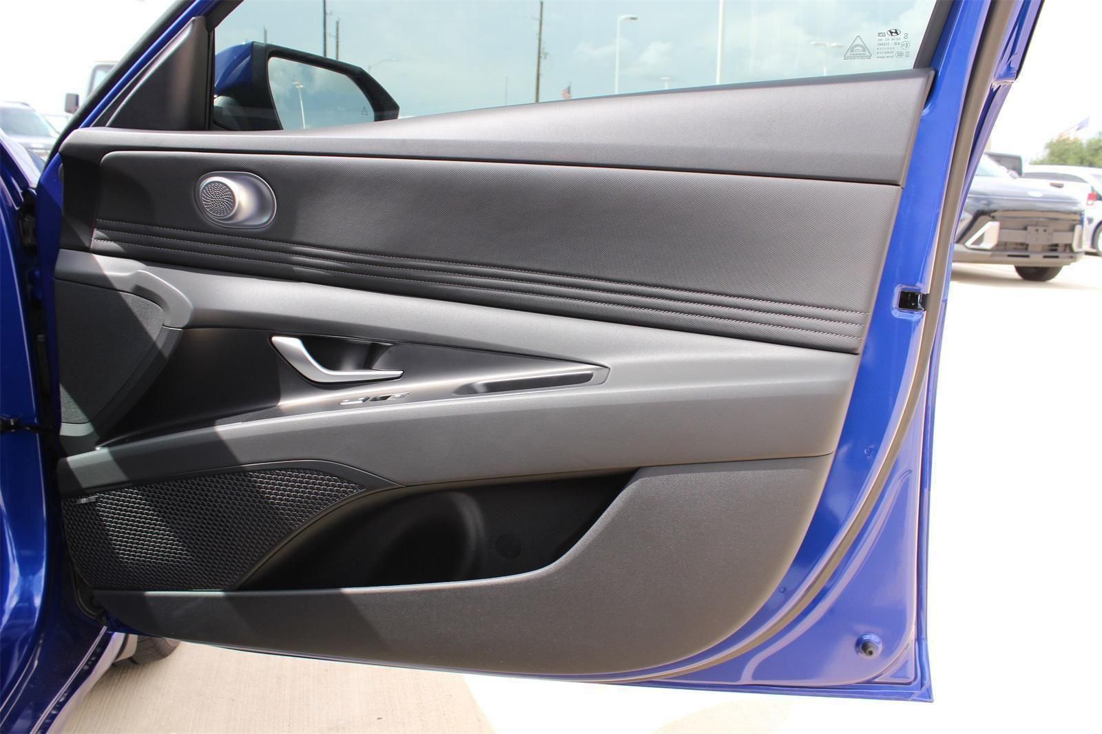2025 Hyundai Elantra Limited - Photo 24