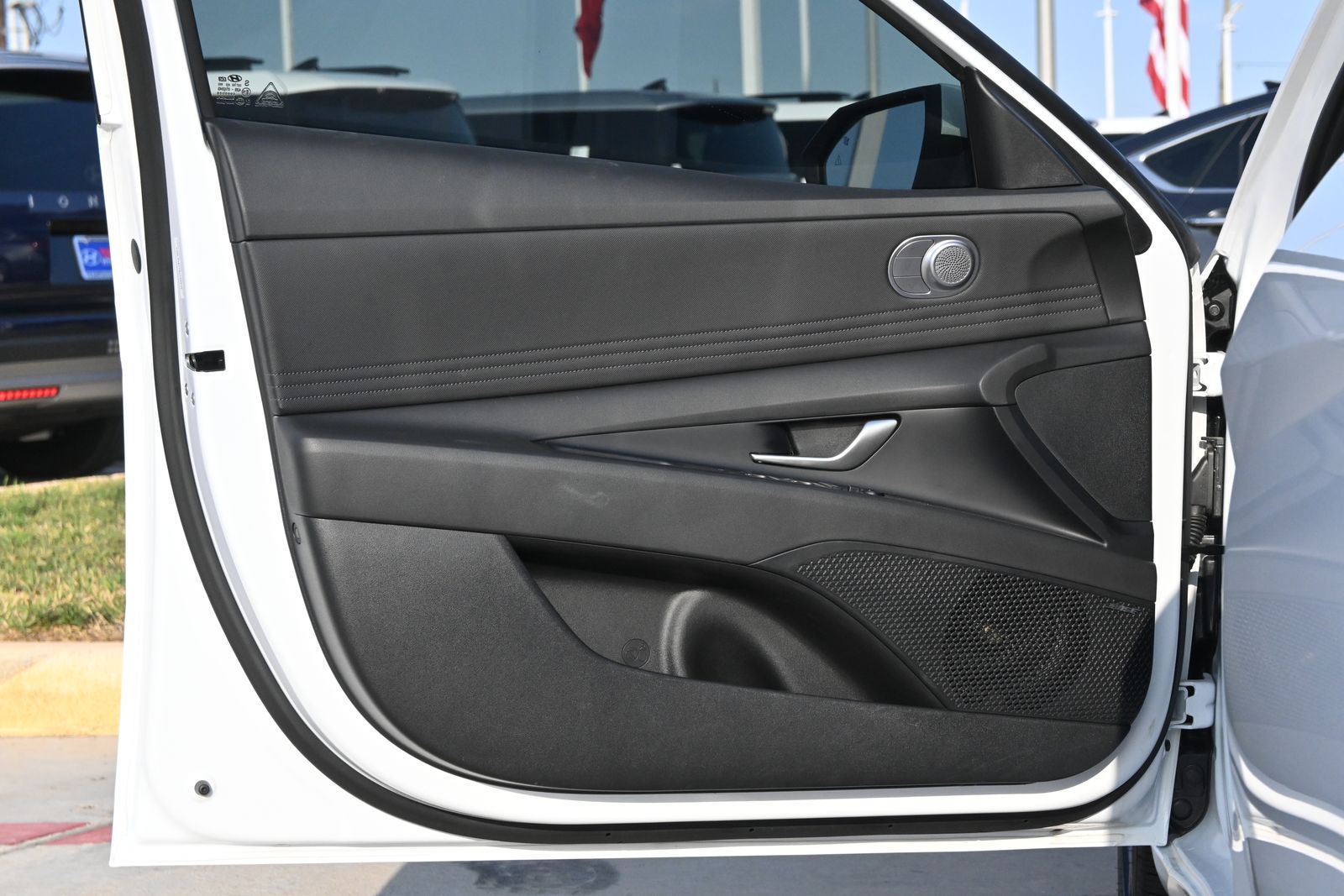 2025 Hyundai Elantra Limited - Photo 17