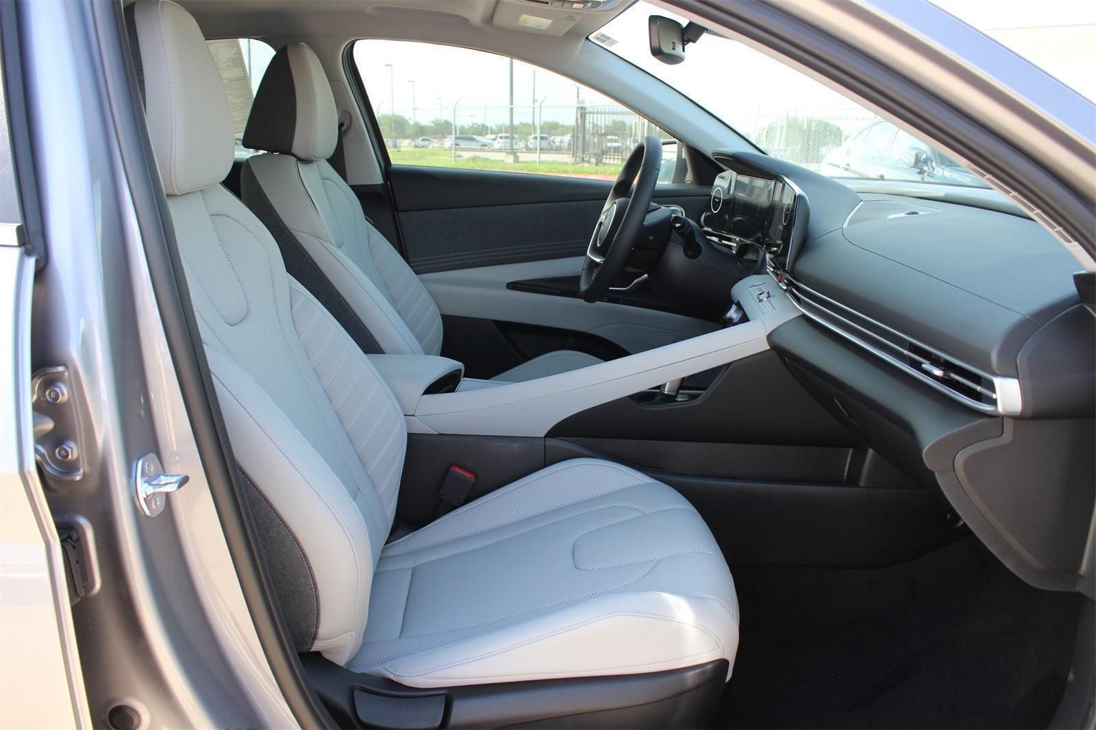 2025 Hyundai Elantra Limited - Photo 22