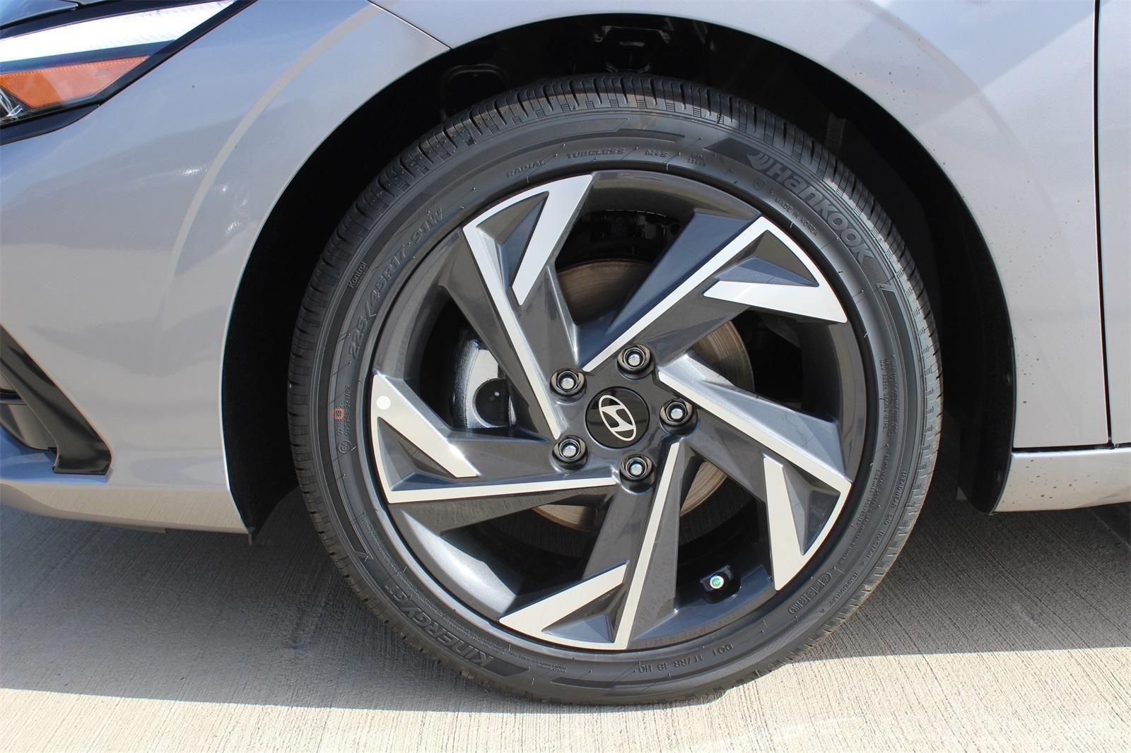 2025 Hyundai Elantra Limited - Photo 28