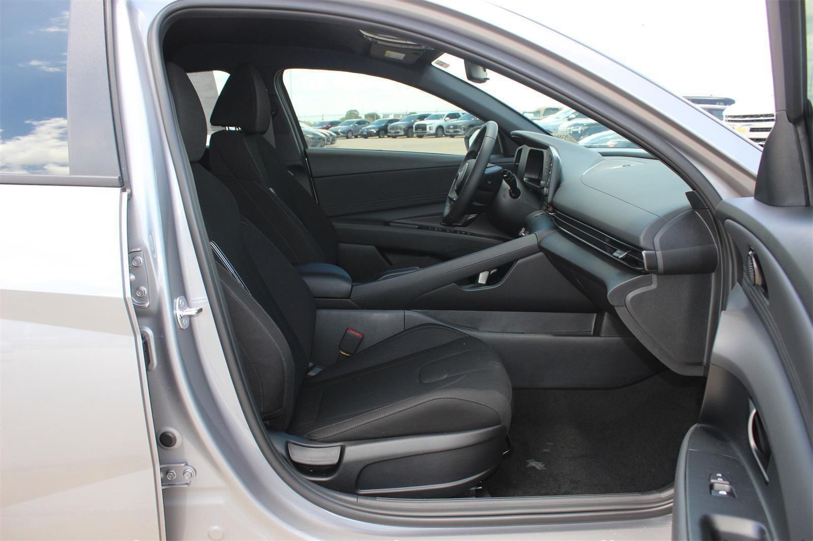 2025 Hyundai Elantra SEL - Photo 22