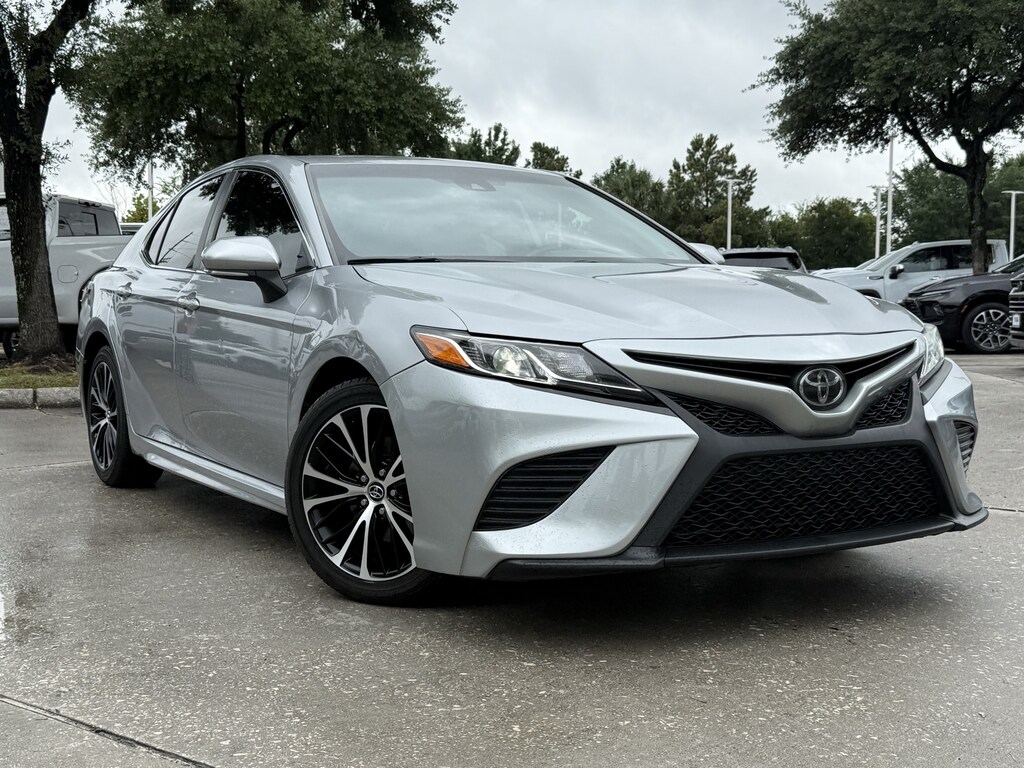 Used 2020 Toyota Camry SE Sedan