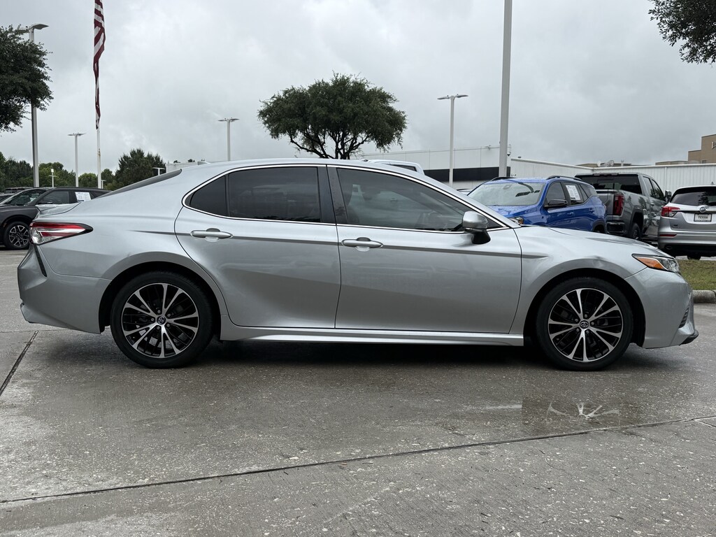 Used 2020 Toyota Camry SE Sedan
