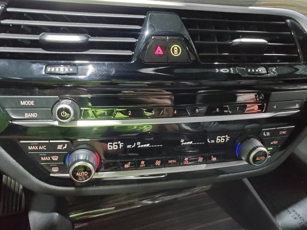 2021 BMW 5 Series 530e - Photo 32