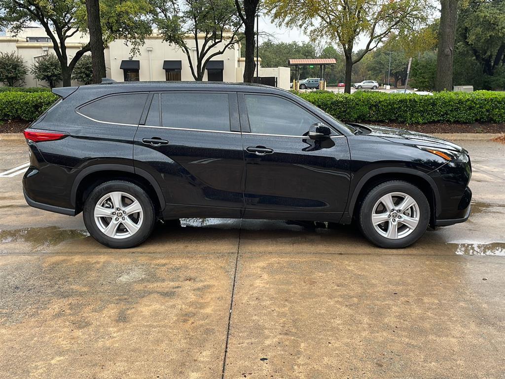 2022 Toyota Highlander L photo 2