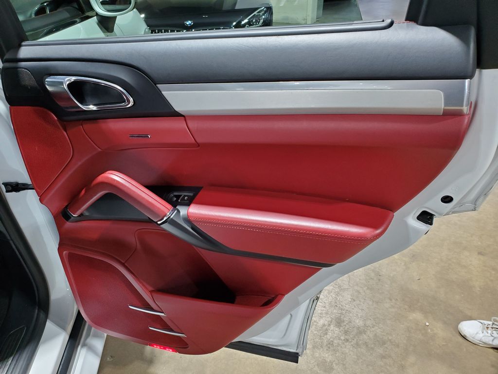 2016 Porsche Cayenne GTS - Photo 24