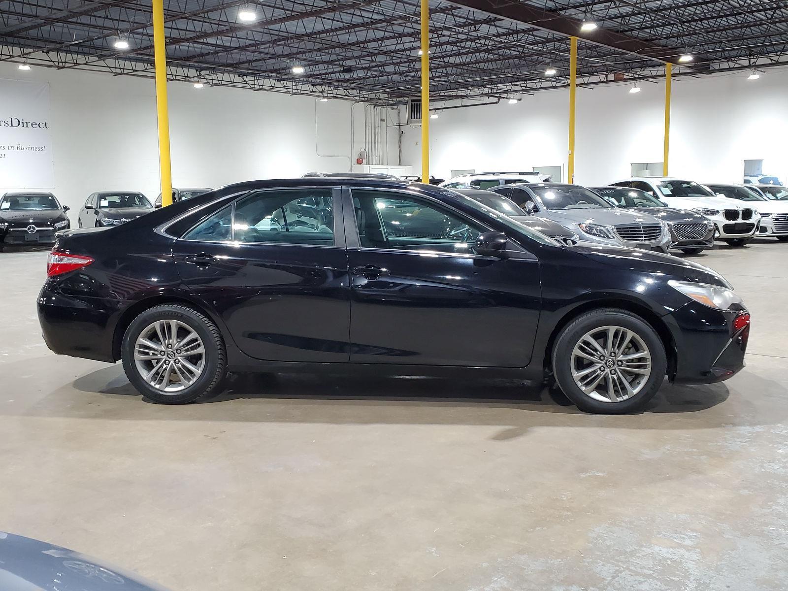 2017 Toyota Camry SE photo 4