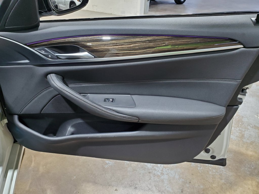 2021 BMW 5 Series 530e - Photo 17