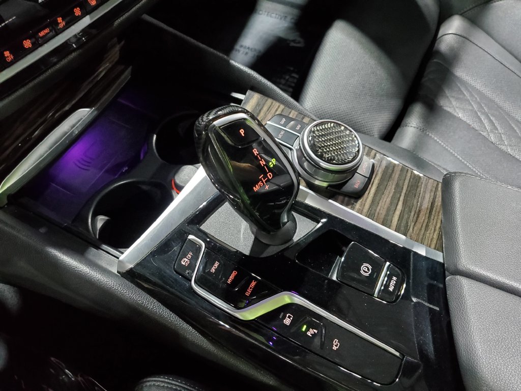 2021 BMW 5 Series 530e - Photo 34