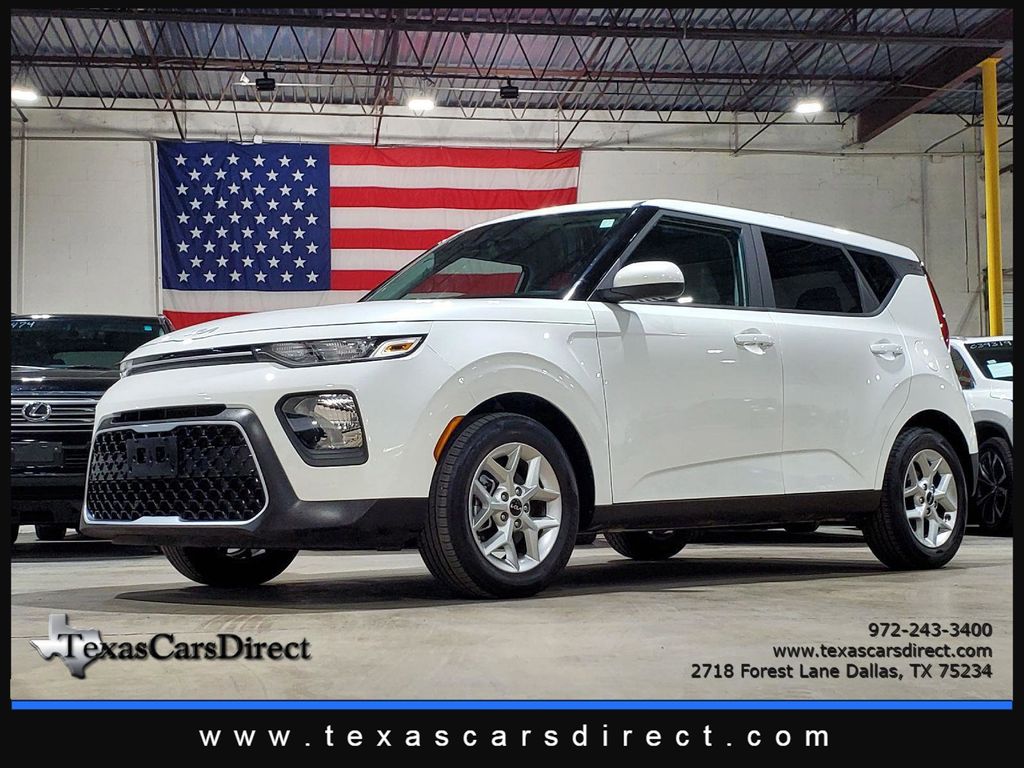 2022 Kia Soul LX's photo