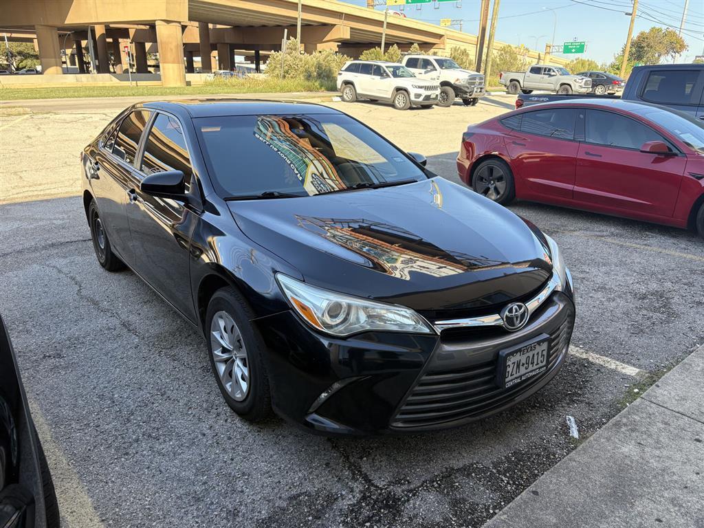 2015 Toyota Camry LE photo 4