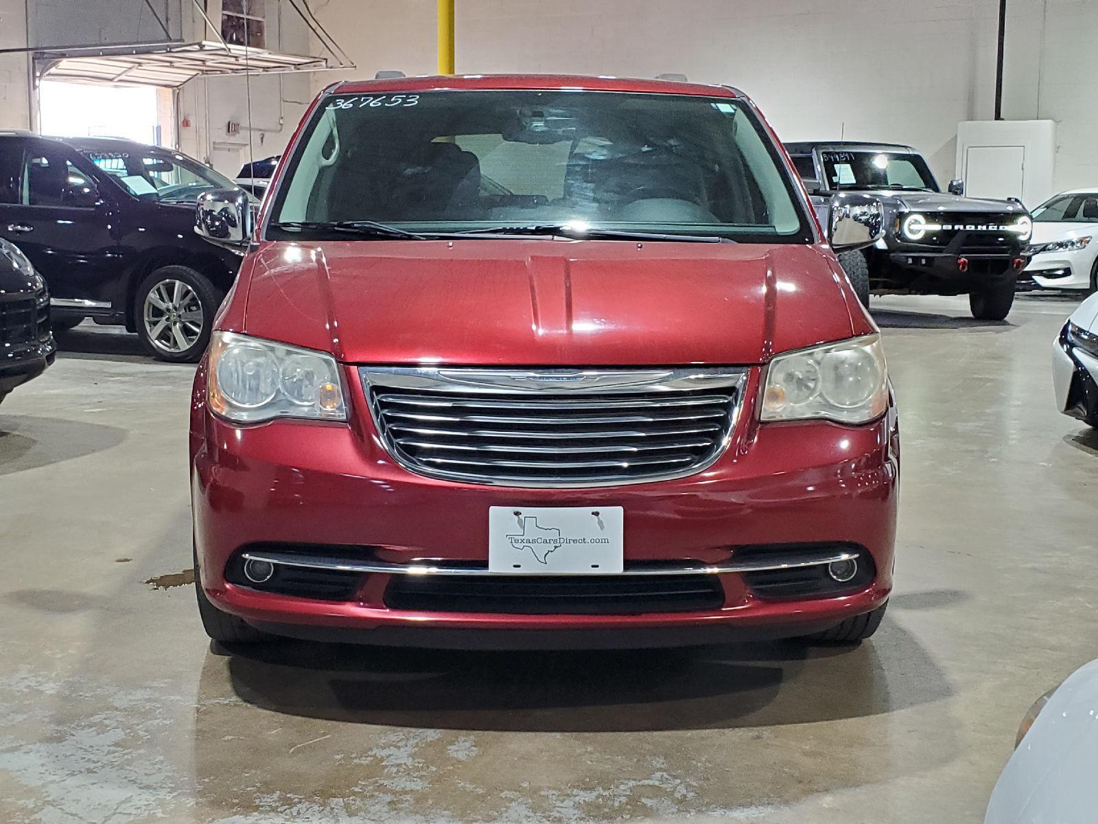 2014 Chrysler Town & Country photo 2
