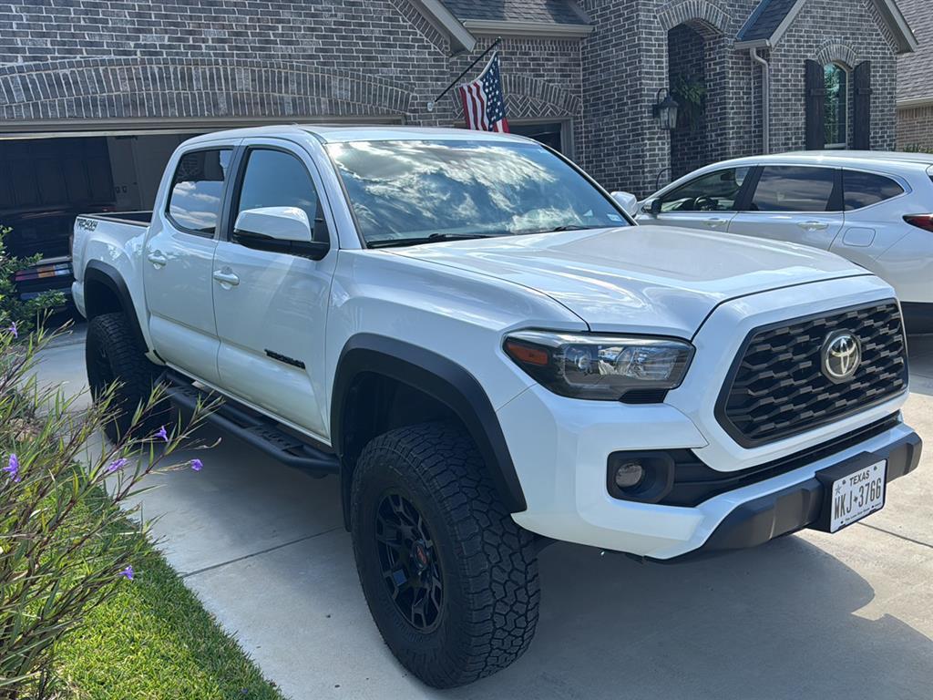 2020 Toyota Tacoma TRD Off-Road photo 2