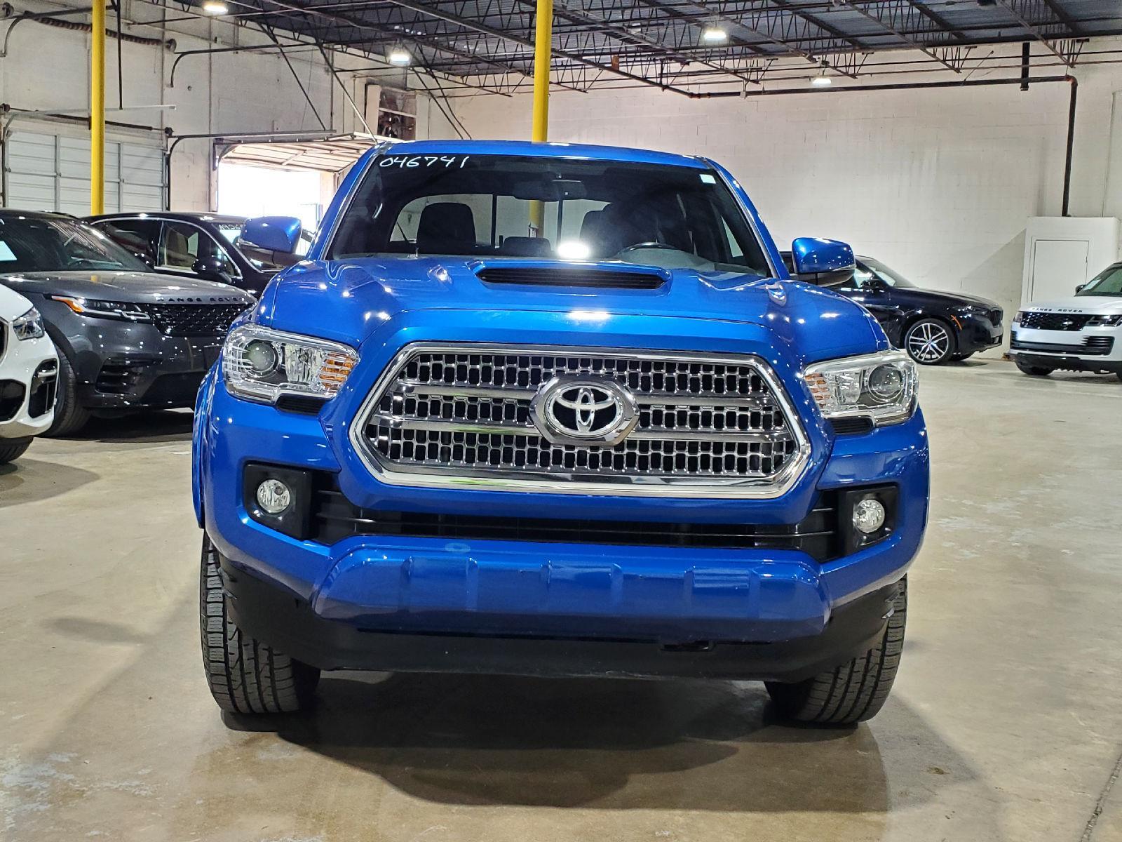 2017 Toyota Tacoma TRD Sport V6 Double Cab photo 2