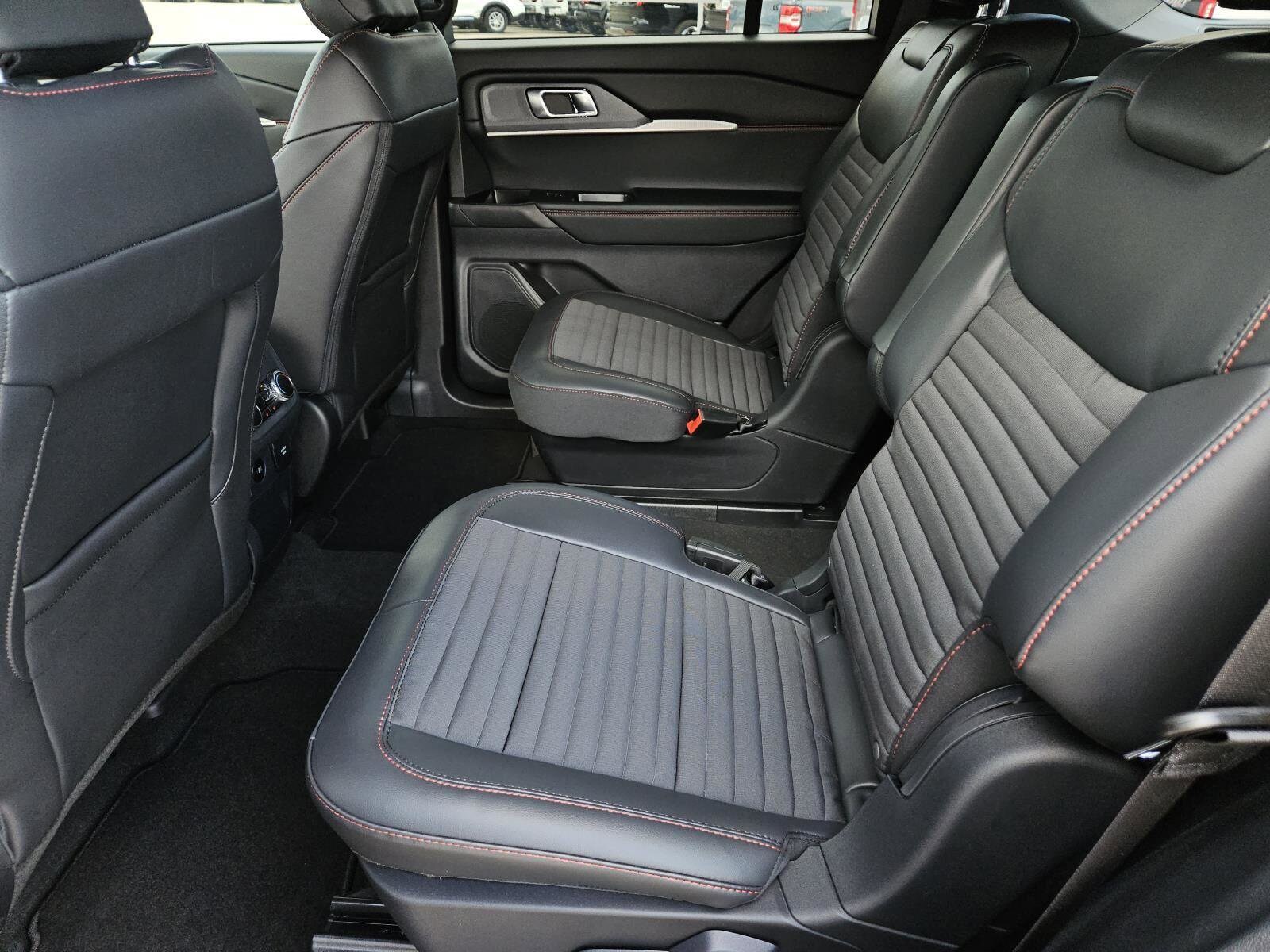 2025 Ford Explorer ST-Line - Photo 27