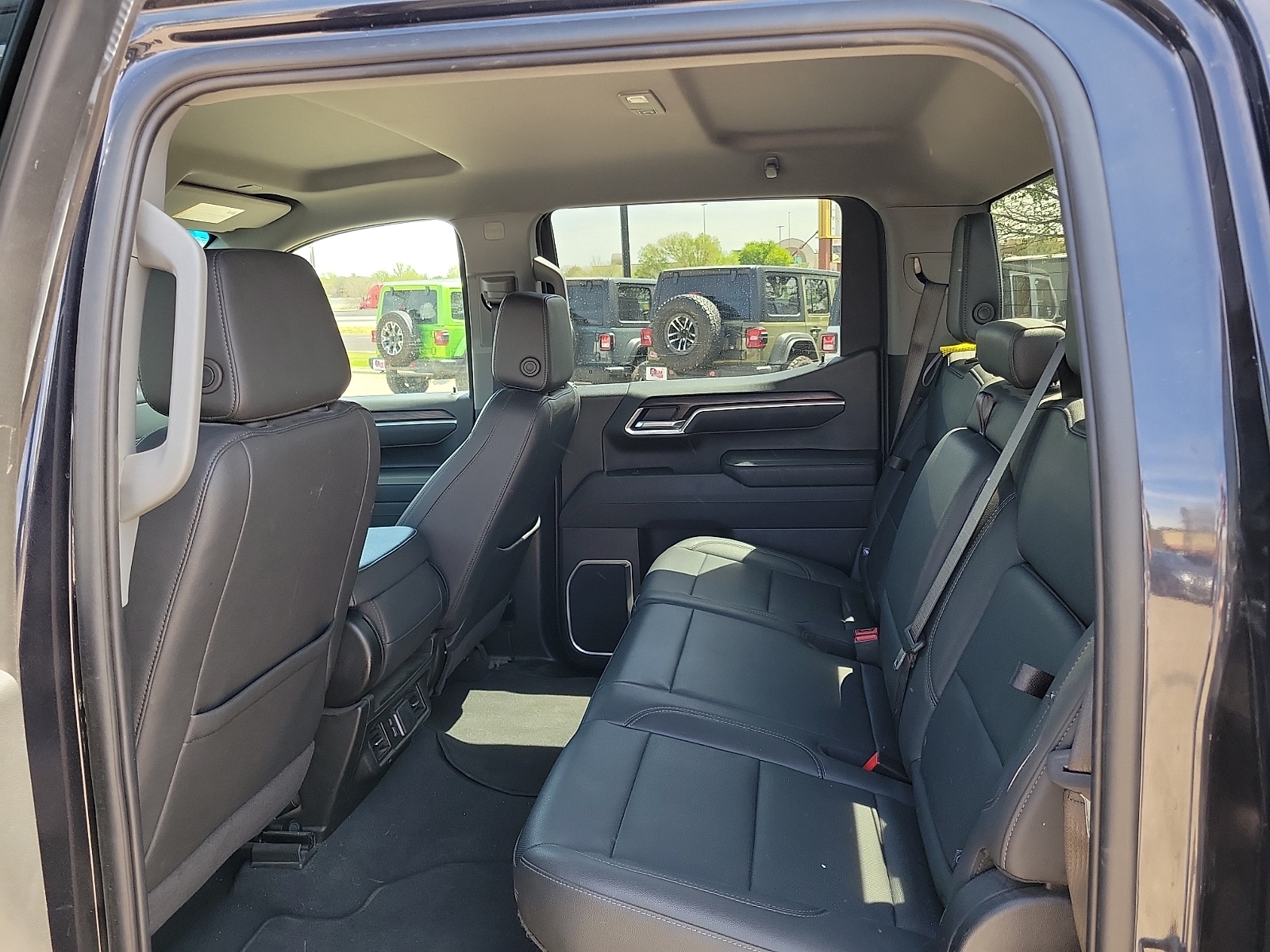 2025 GMC Sierra 1500 SLT - Photo 9