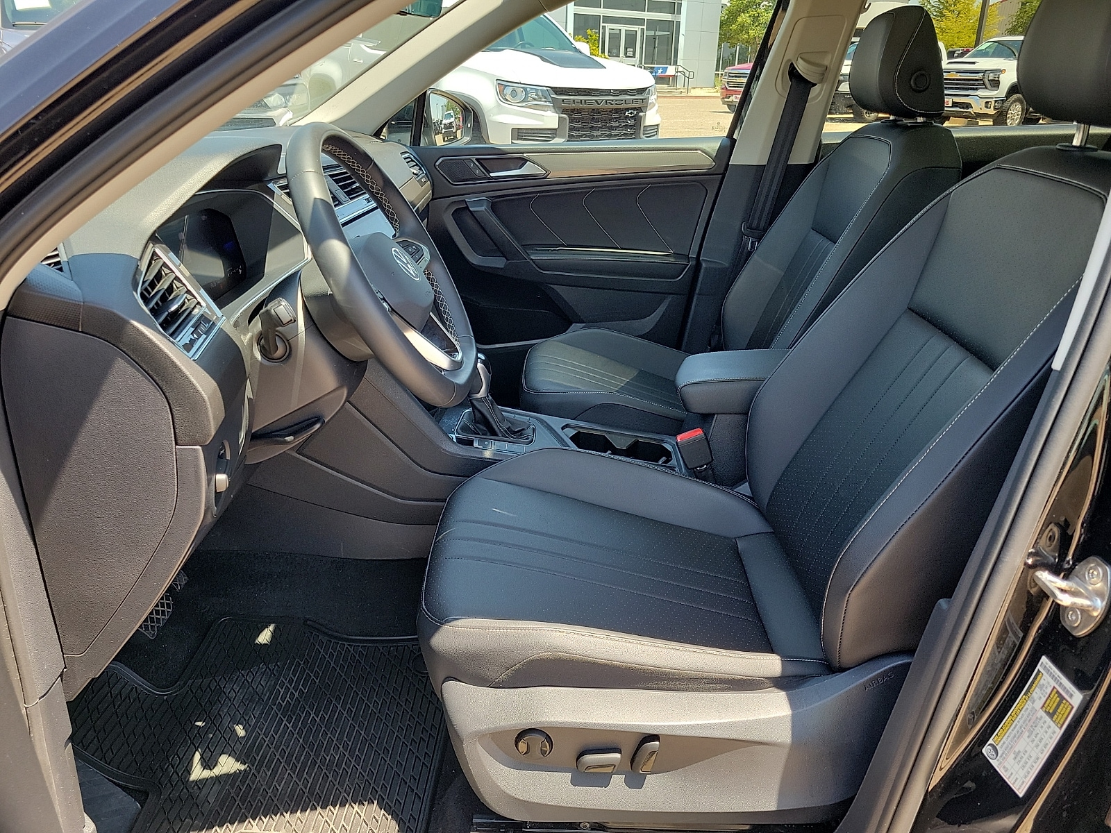 2023 Volkswagen Tiguan SE - Photo 12