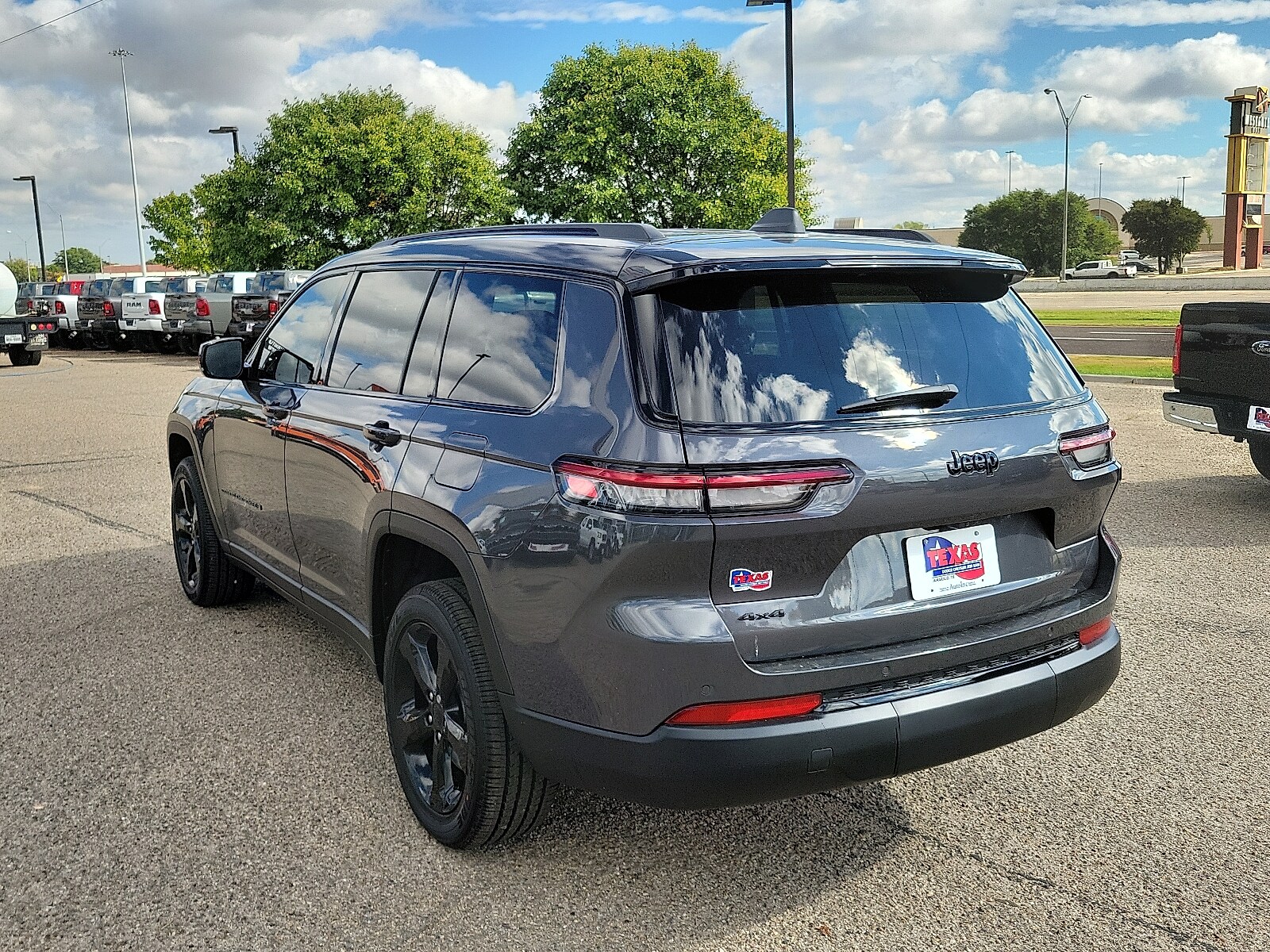 2025 Jeep Grand Cherokee Altitude photo 3