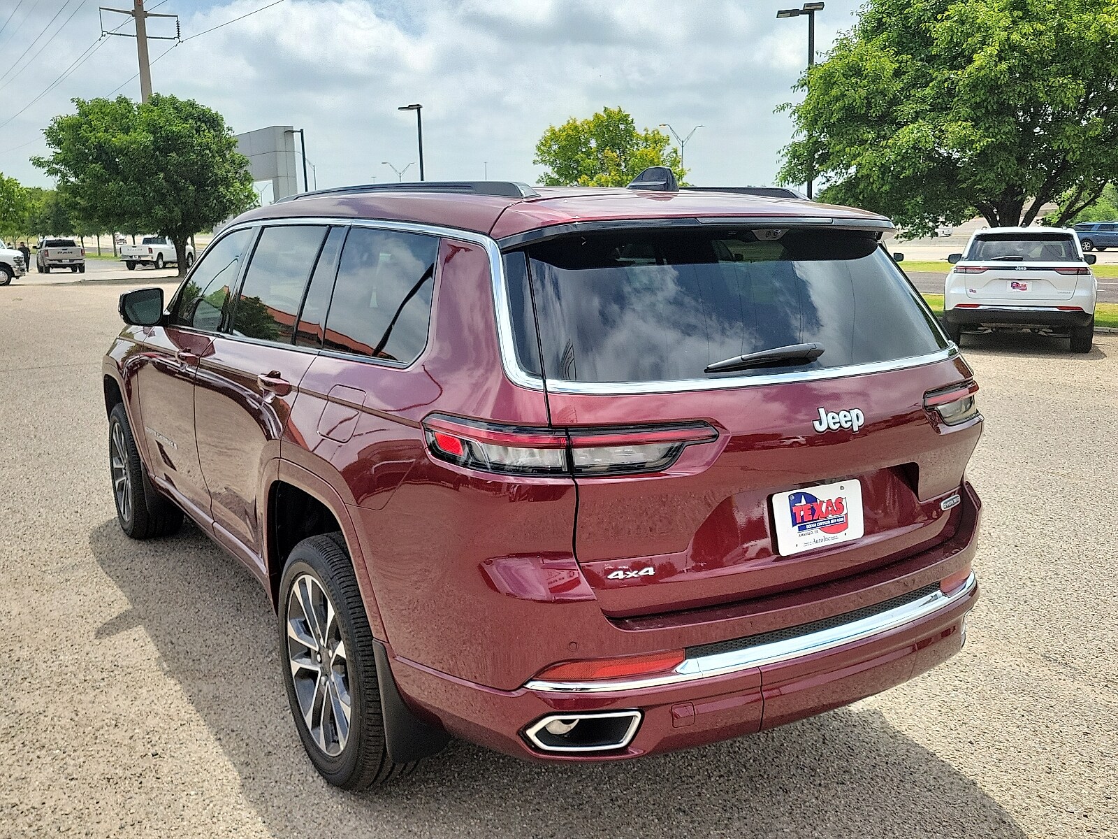 2025 Jeep Grand Cherokee Overland photo 2