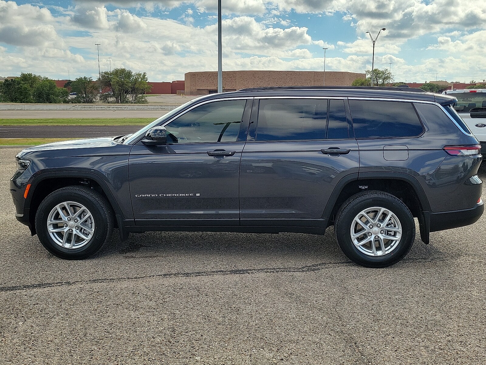 2025 Jeep Grand Cherokee Laredo photo 2
