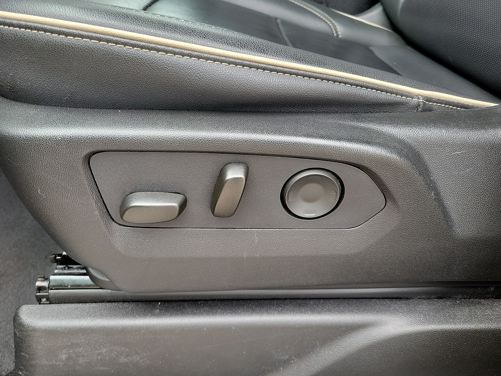 2024 GMC Yukon SLT - Photo 13