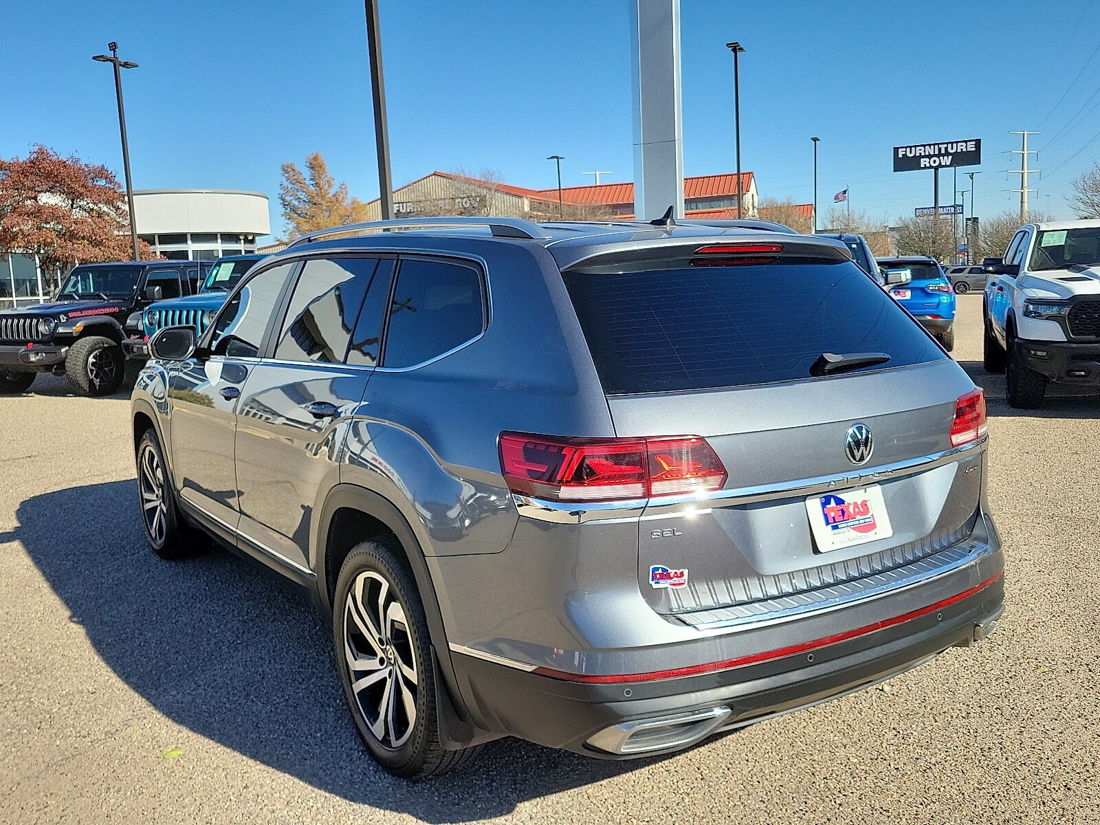 2023 Volkswagen Atlas SEL photo 3