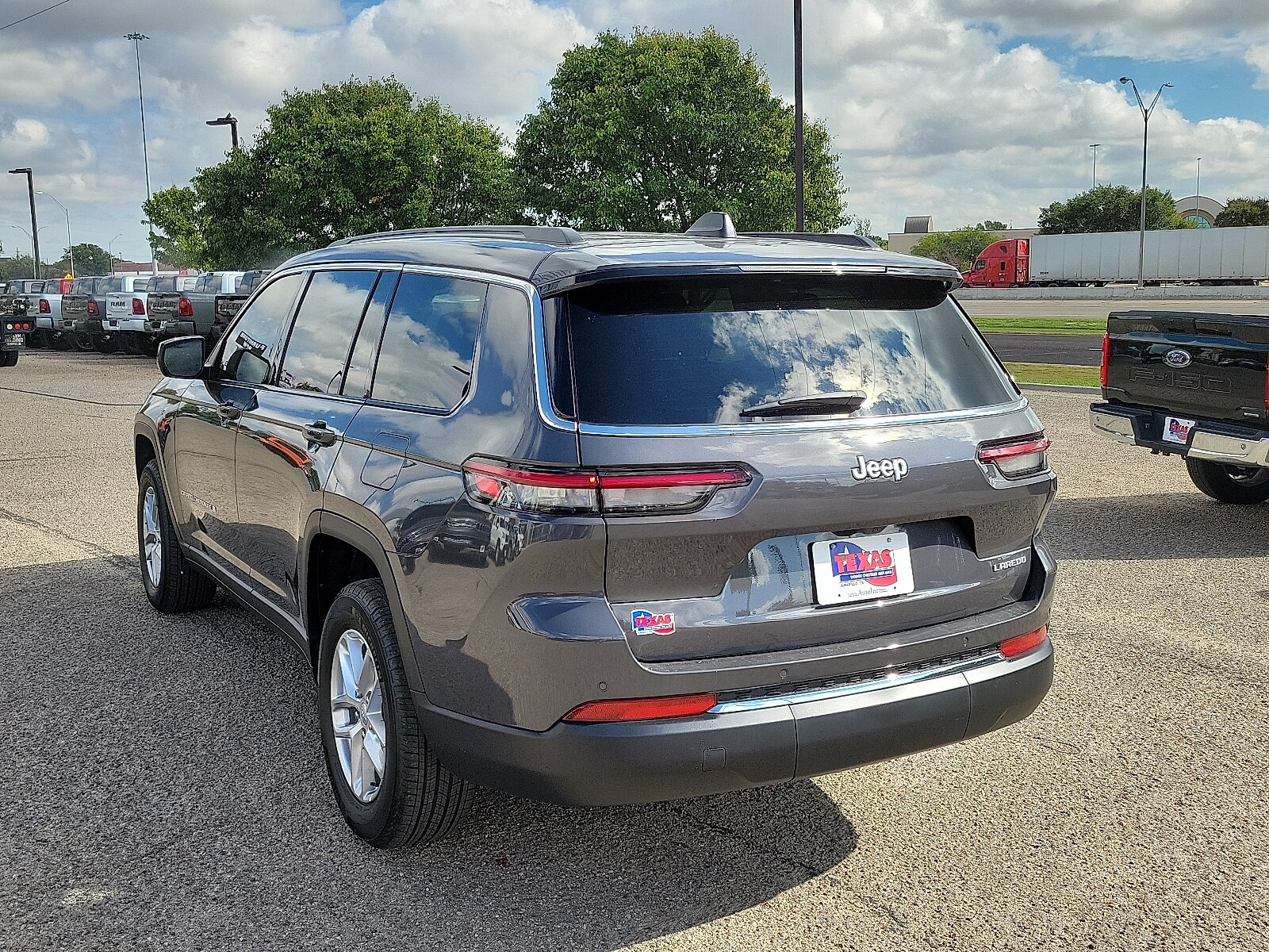 2025 Jeep Grand Cherokee Laredo photo 2