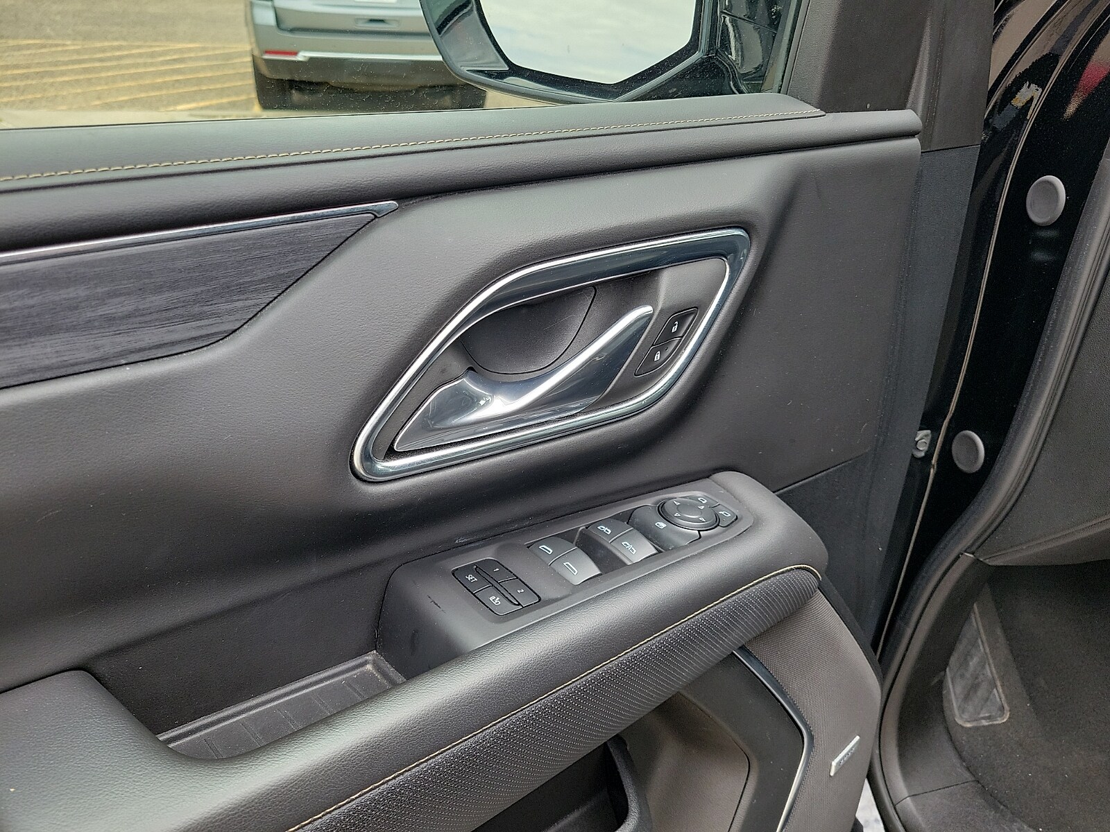 2024 GMC Yukon SLT - Photo 11