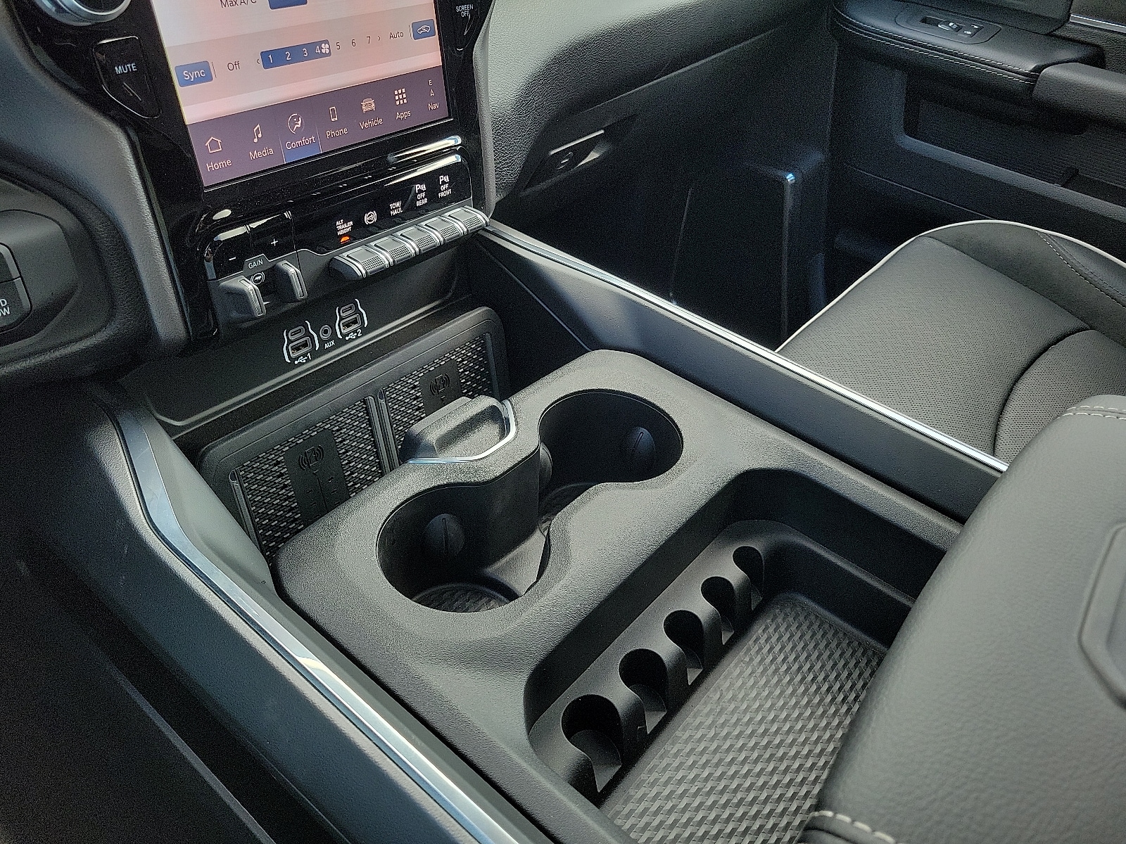 2026 RAM 3500 Laramie - Photo 18