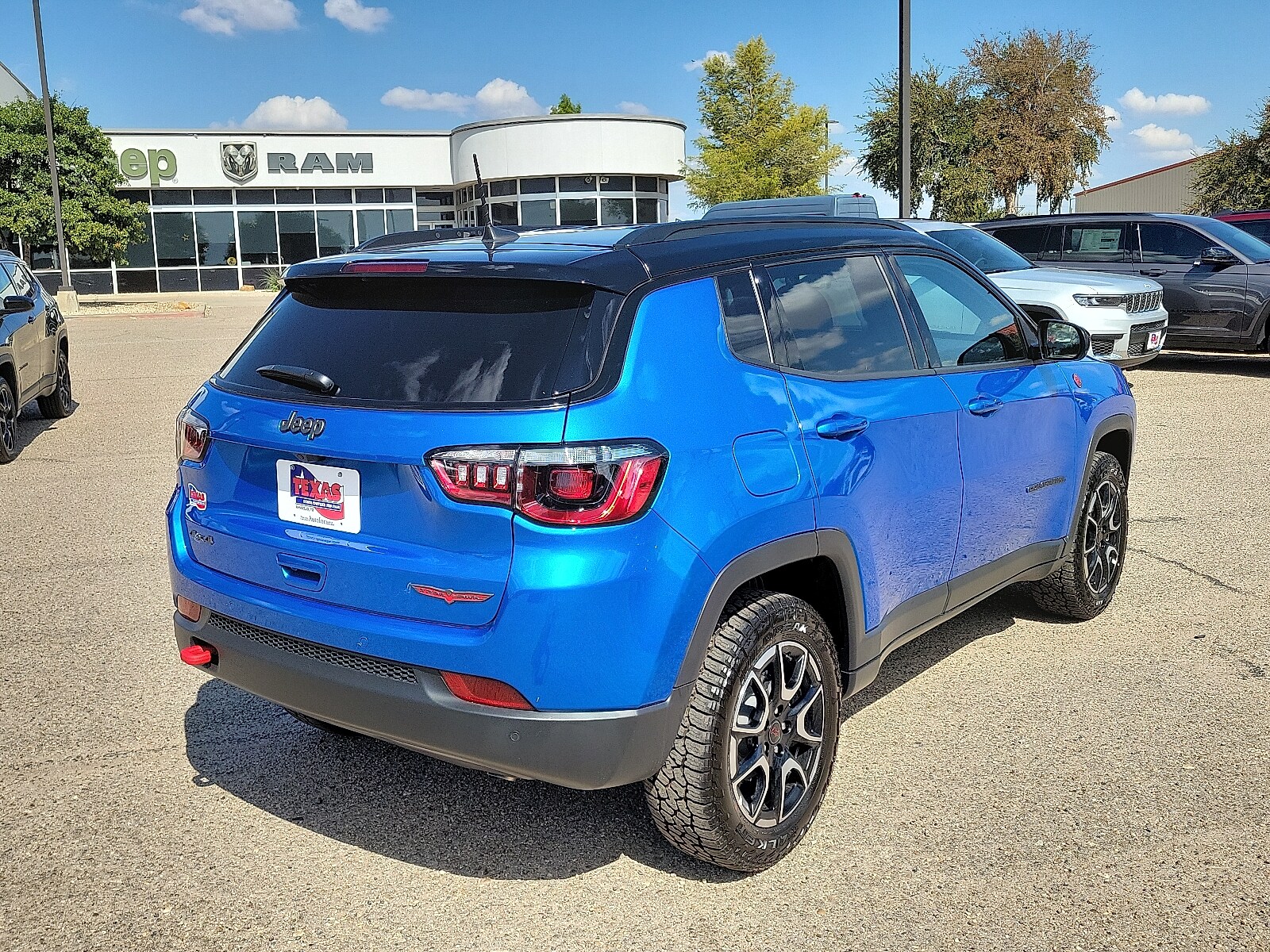 2026 Jeep Compass Trailhawk Sport photo 4