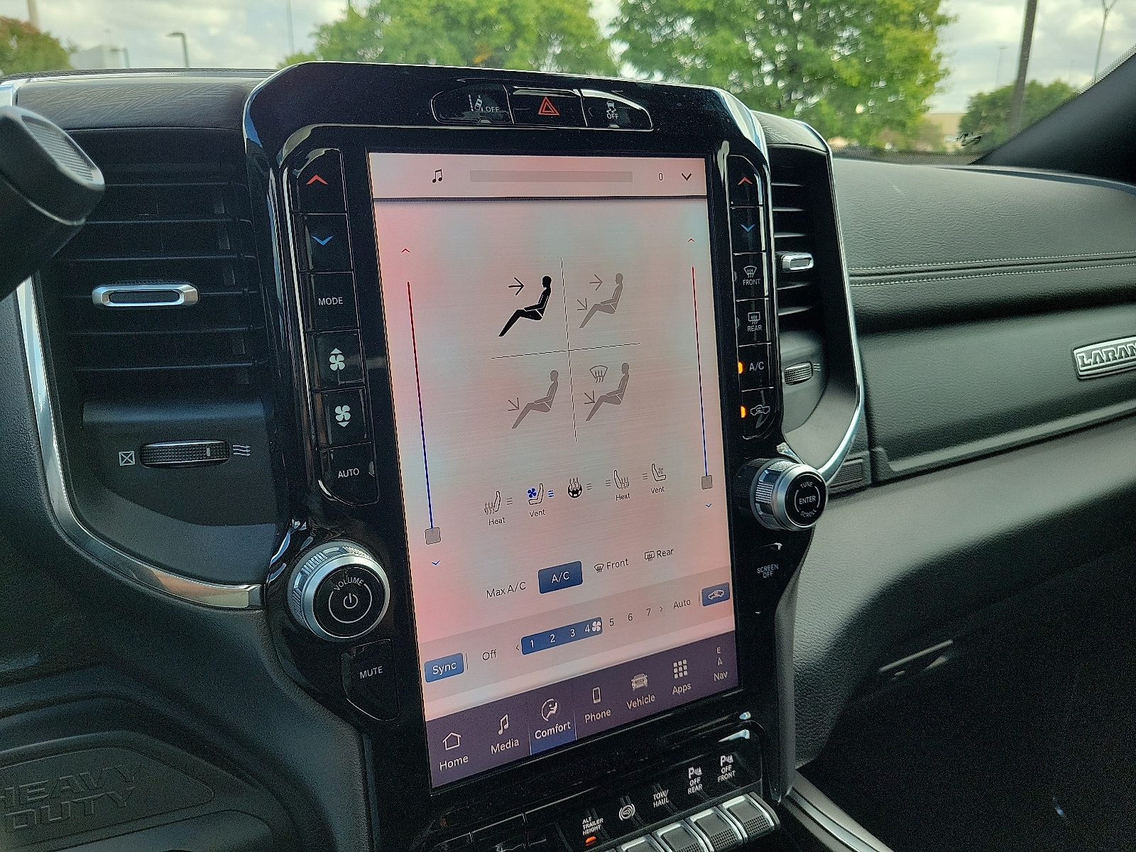 2026 RAM 3500 Laramie - Photo 15