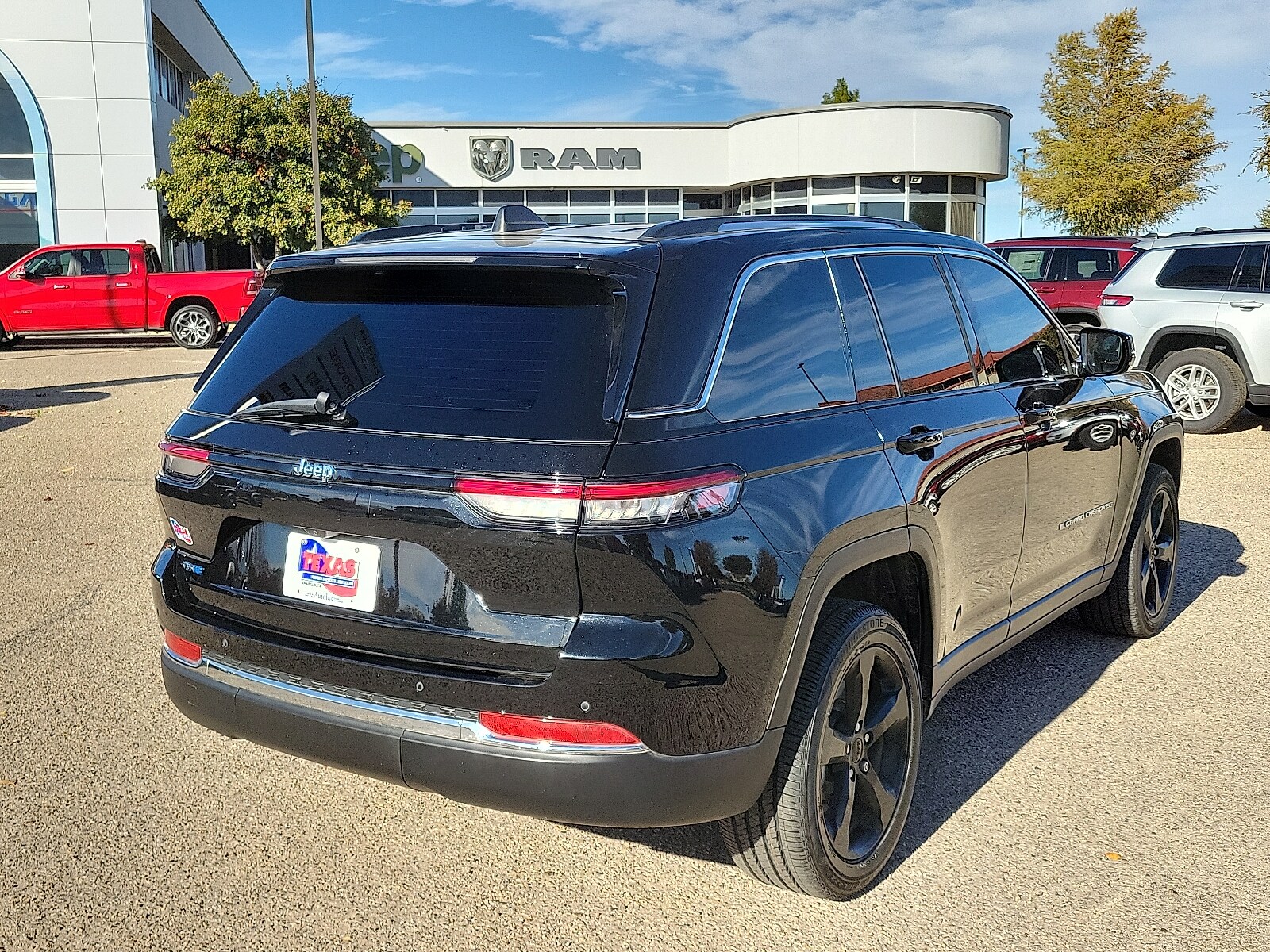 2023 Jeep Cherokee Base photo 4