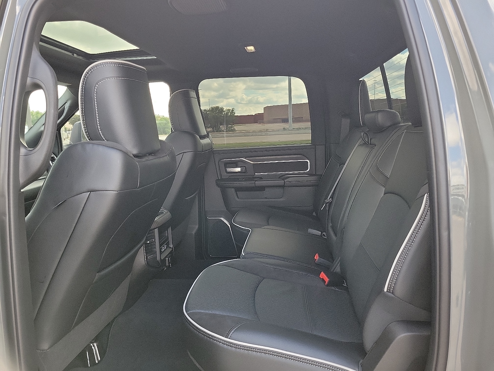 2026 RAM 3500 Laramie - Photo 9