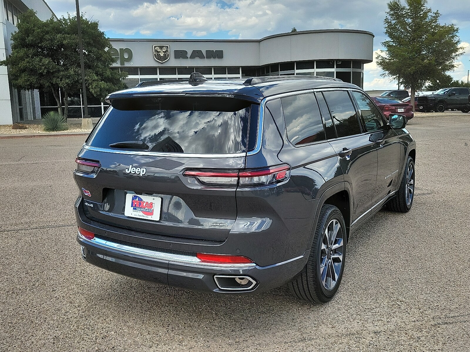 2025 Jeep Grand Cherokee Overland photo 4