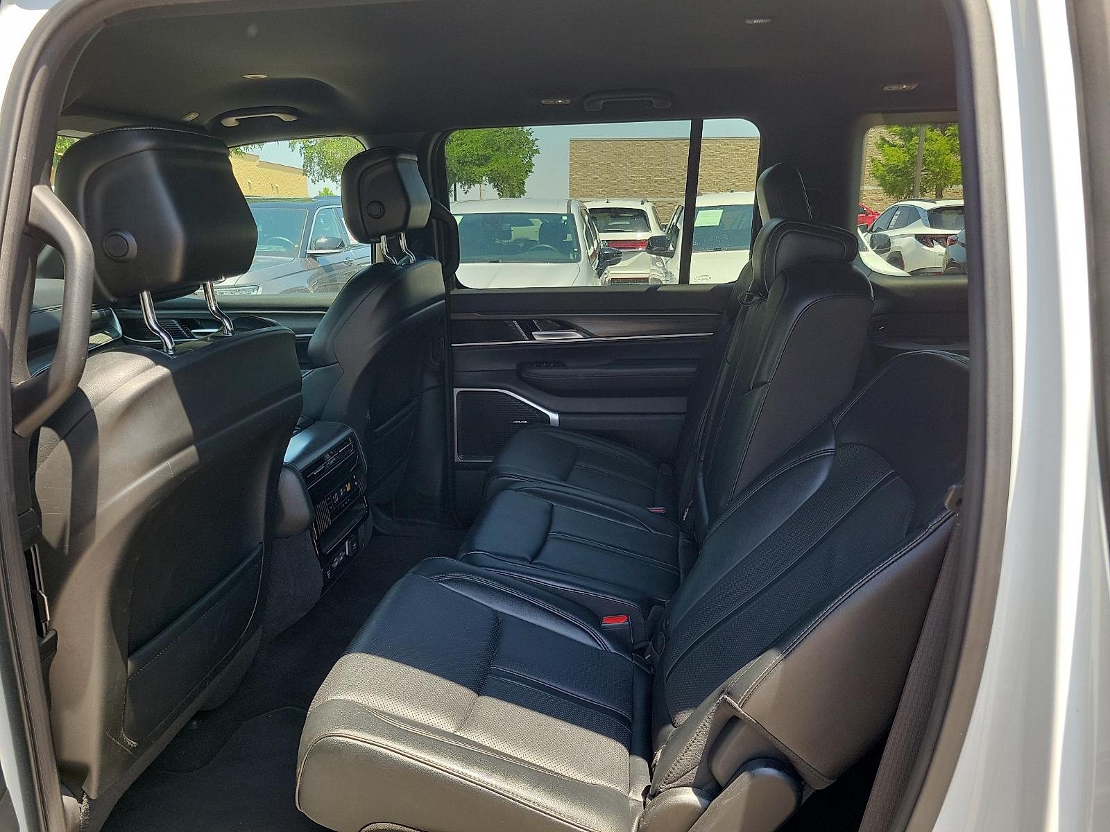 2024 Jeep Wagoneer Series II - Photo 9