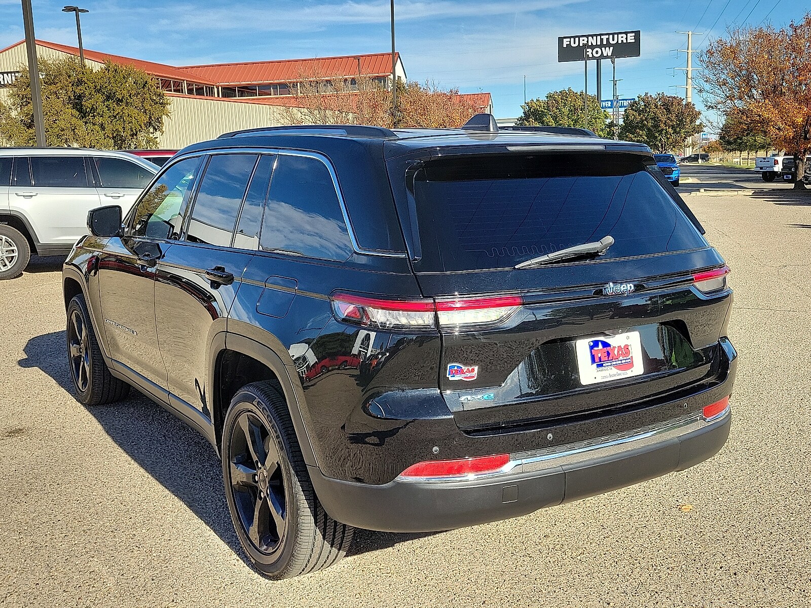 2023 Jeep Cherokee Base photo 3