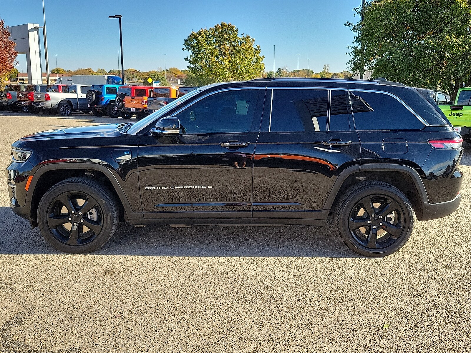 2023 Jeep Cherokee Base photo 2